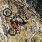 KTM 300 EXC Hardenduro 2027: la enduro 2T más extrema estrena ADN Factory Racing