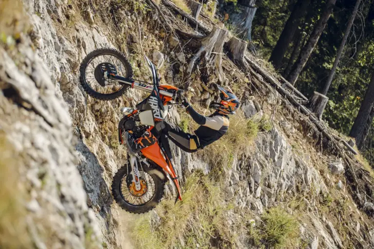 KTM 300 EXC Hardenduro 2027: la enduro 2T más extrema estrena ADN Factory Racing