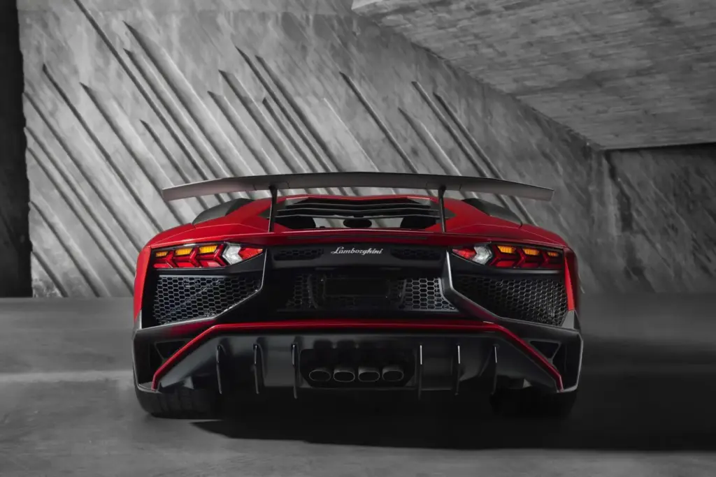 Super Veloce, 55 años de la filosofía más radical de Lamborghini: del Miura SV al Revuelto SV híbrido de 1.065 CV 13 Motor16 LAMBORGHINI AVENTADOR SV 11 Motor16
