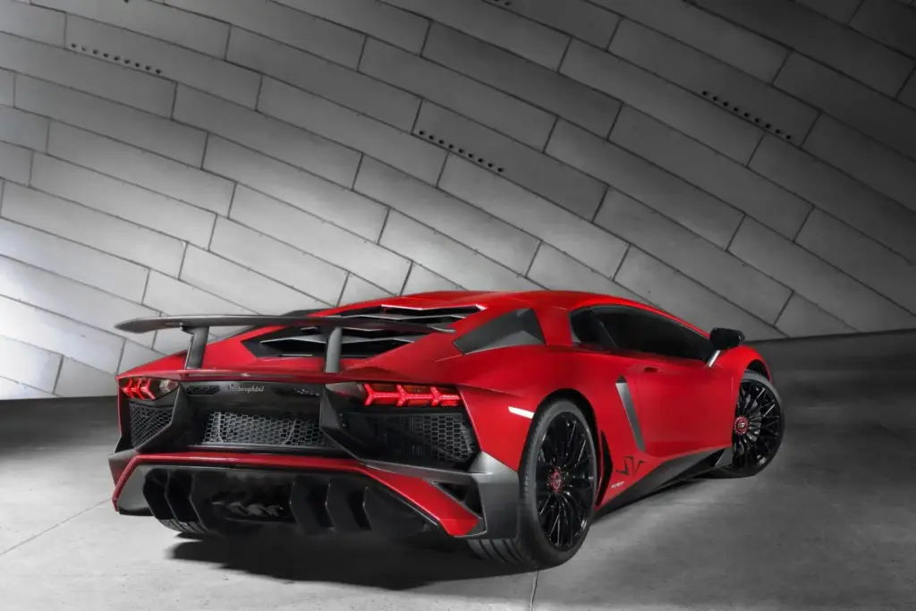 Super Veloce, 55 años de la filosofía más radical de Lamborghini: del Miura SV al Revuelto SV híbrido de 1.065 CV 15 Motor16 LAMBORGHINI AVENTADOR SV 13 Motor16