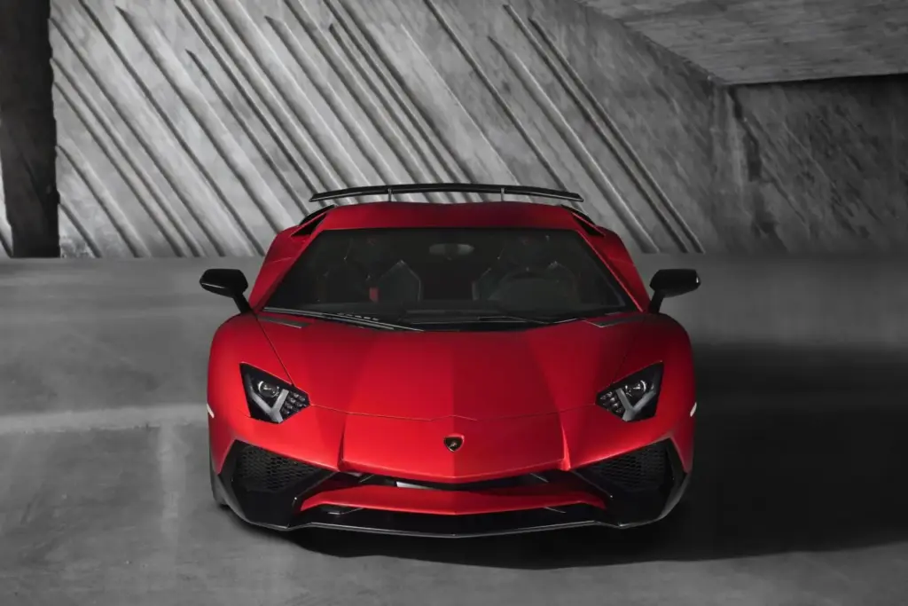 Super Veloce, 55 años de la filosofía más radical de Lamborghini: del Miura SV al Revuelto SV híbrido de 1.065 CV 8 Motor16 LAMBORGHINI AVENTADOR SV 6 Motor16