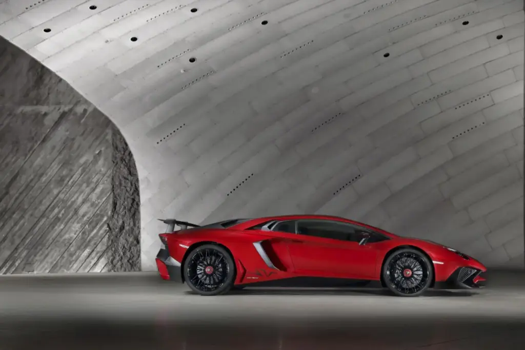 Super Veloce, 55 años de la filosofía más radical de Lamborghini: del Miura SV al Revuelto SV híbrido de 1.065 CV 9 Motor16 LAMBORGHINI AVENTADOR SV 7 Motor16
