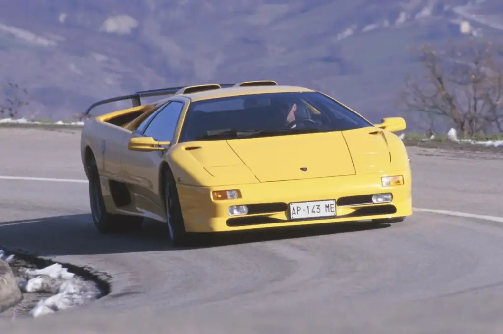 Super Veloce, 55 años de la filosofía más radical de Lamborghini: del Miura SV al Revuelto SV híbrido de 1.065 CV 3 Motor16 LAMBORGHINI DIABLO SV 1 Motor16