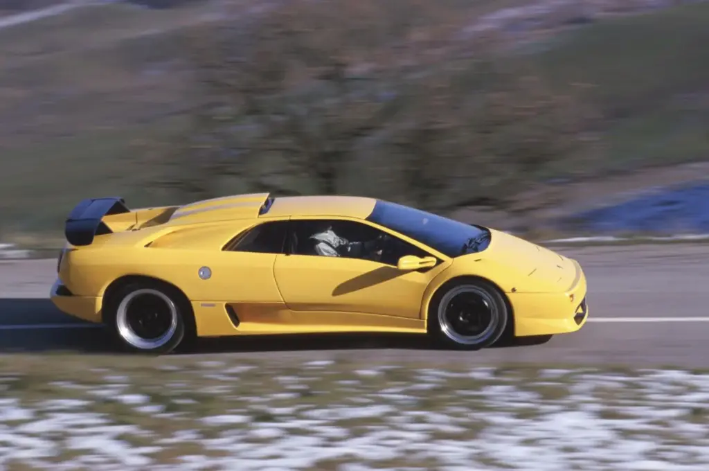 Super Veloce, 55 años de la filosofía más radical de Lamborghini: del Miura SV al Revuelto SV híbrido de 1.065 CV 18 Motor16 LAMBORGHINI DIABLO SV 2 Motor16