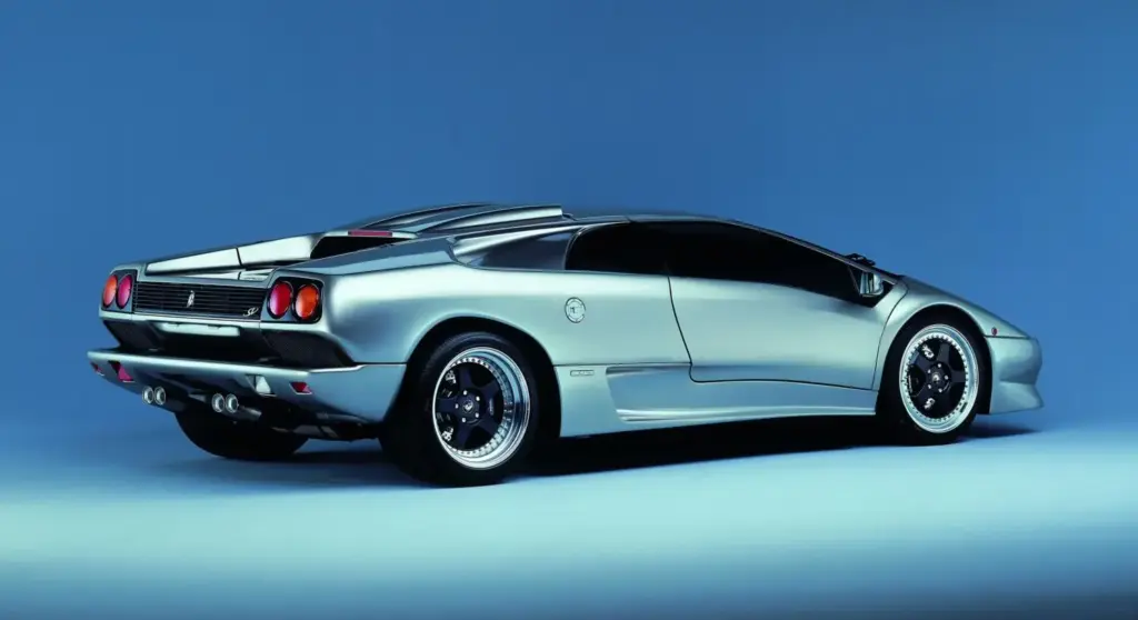 Super Veloce, 55 años de la filosofía más radical de Lamborghini: del Miura SV al Revuelto SV híbrido de 1.065 CV 19 Motor16 LAMBORGHINI DIABLO SV 3 Motor16