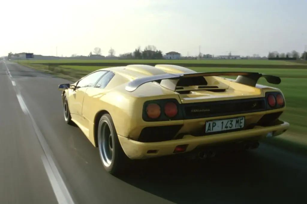 Super Veloce, 55 años de la filosofía más radical de Lamborghini: del Miura SV al Revuelto SV híbrido de 1.065 CV 4 Motor16 LAMBORGHINI MURCIELAGO SV 2 Motor16