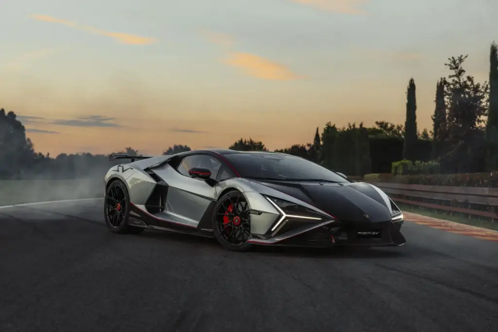 Super Veloce, 55 años de la filosofía más radical de Lamborghini: del Miura SV al Revuelto SV híbrido de 1.065 CV 50 Motor16 LAMBORGHINI REVUELTO SV 1 Motor16