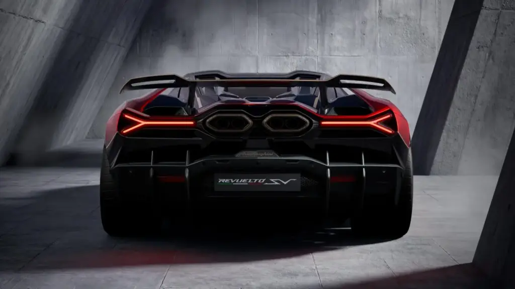 Super Veloce, 55 años de la filosofía más radical de Lamborghini: del Miura SV al Revuelto SV híbrido de 1.065 CV 51 Motor16 LAMBORGHINI REVUELTO SV 2 Motor16