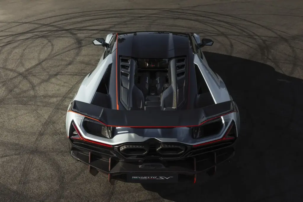 Super Veloce, 55 años de la filosofía más radical de Lamborghini: del Miura SV al Revuelto SV híbrido de 1.065 CV 52 Motor16 LAMBORGHINI REVUELTO SV 2 Motor16