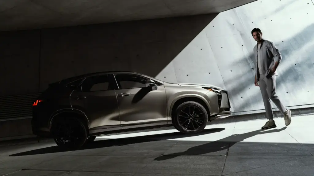 Lexus renueva a fondo el NX: hasta 307 CV, más de 100 km de autonomía eléctrica en el 450h+... 26 Motor16 LEXUS NX 2027 18 Motor16
