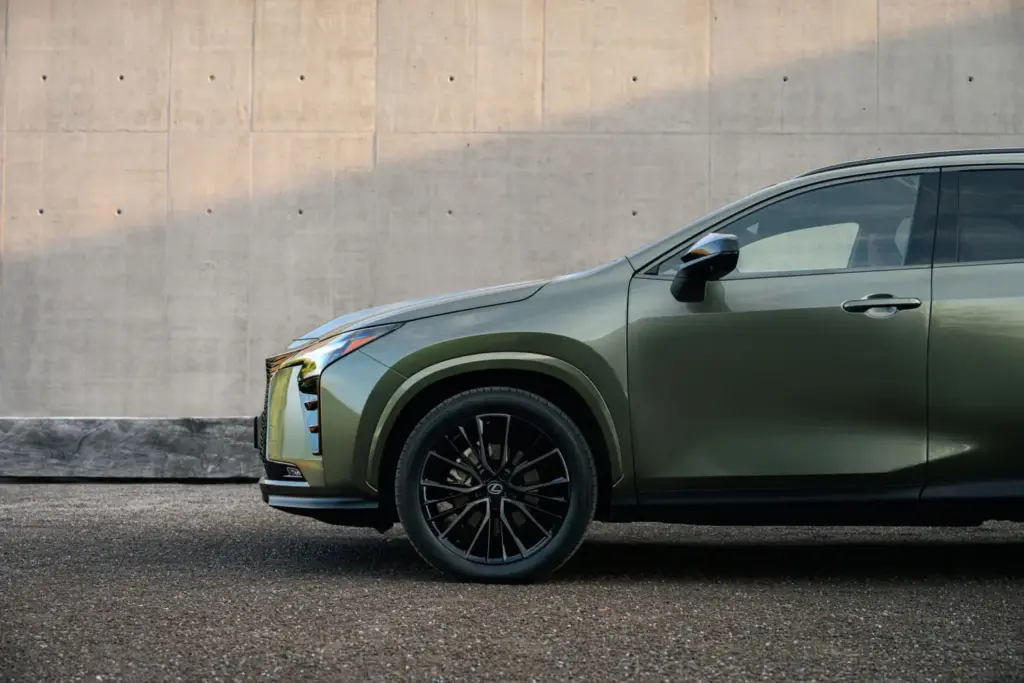 Lexus renueva a fondo el NX: hasta 307 CV, más de 100 km de autonomía eléctrica en el 450h+... 29 Motor16 LEXUS NX 2027 21 Motor16