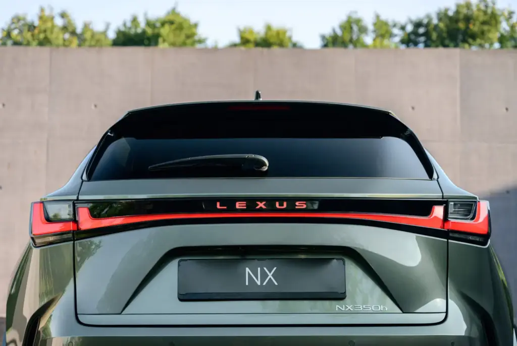 Lexus renueva a fondo el NX: hasta 307 CV, más de 100 km de autonomía eléctrica en el 450h+... 30 Motor16 LEXUS NX 2027 22 Motor16