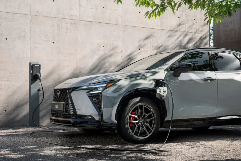 Lexus renueva a fondo el NX: hasta 307 CV, más de 100 km de autonomía eléctrica en el 450h+... 39 Motor16 LEXUS NX 2027 31 Motor16