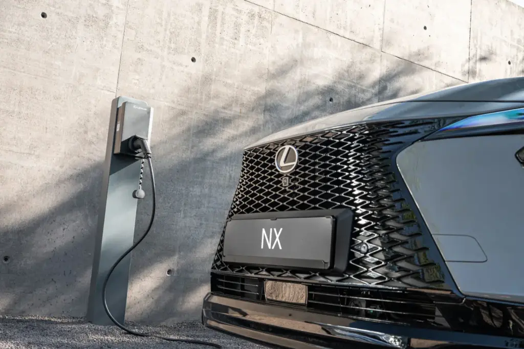 Lexus renueva a fondo el NX: hasta 307 CV, más de 100 km de autonomía eléctrica en el 450h+... 40 Motor16 LEXUS NX 2027 32 Motor16