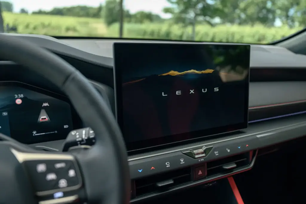 Lexus renueva a fondo el NX: hasta 307 CV, más de 100 km de autonomía eléctrica en el 450h+... 47 Motor16 LEXUS NX 2027 39 Motor16