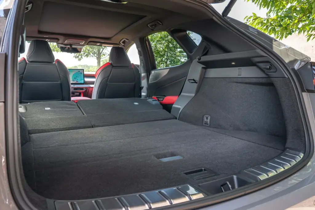 Lexus renueva a fondo el NX: hasta 307 CV, más de 100 km de autonomía eléctrica en el 450h+... 54 Motor16 LEXUS NX 2027 46 Motor16