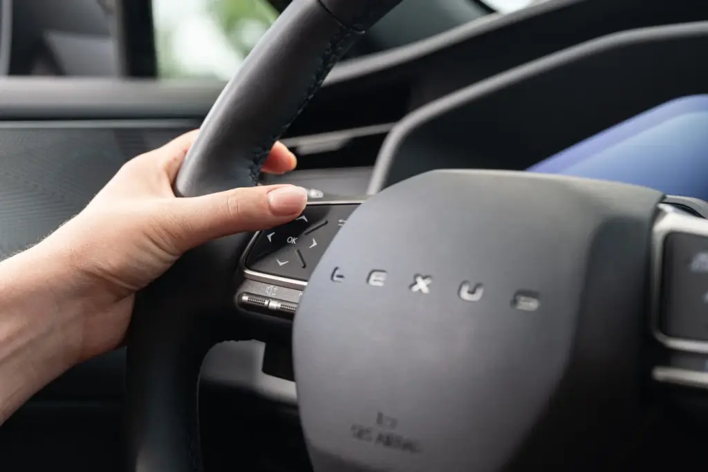 Lexus renueva a fondo el NX: hasta 307 CV, más de 100 km de autonomía eléctrica en el 450h+... 56 Motor16 LEXUS NX 2027 48 Motor16