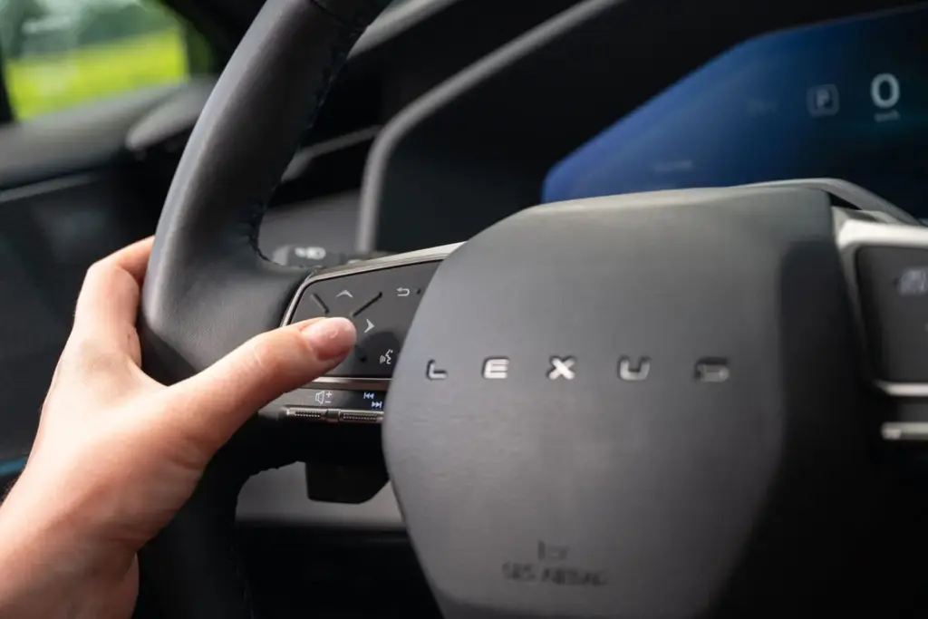 Lexus renueva a fondo el NX: hasta 307 CV, más de 100 km de autonomía eléctrica en el 450h+... 57 Motor16 LEXUS NX 2027 49 Motor16