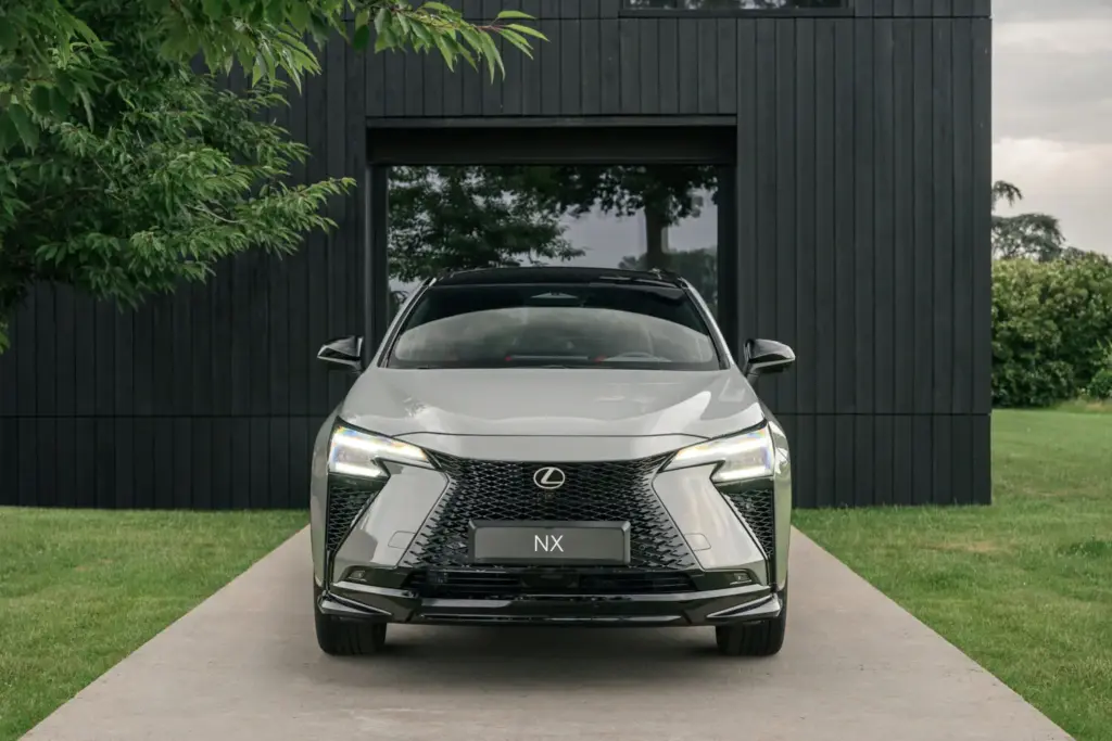 Lexus renueva a fondo el NX: hasta 307 CV, más de 100 km de autonomía eléctrica en el 450h+... 64 Motor16 LEXUS NX 2027 56 Motor16