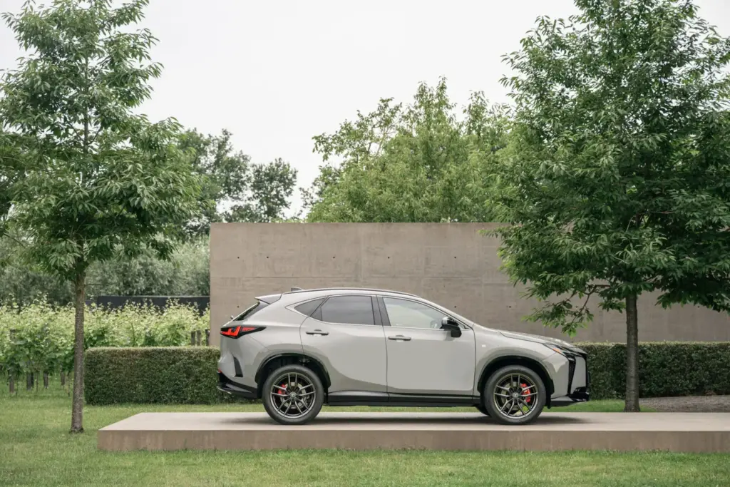Lexus renueva a fondo el NX: hasta 307 CV, más de 100 km de autonomía eléctrica en el 450h+... 68 Motor16 LEXUS NX 2027 60 Motor16