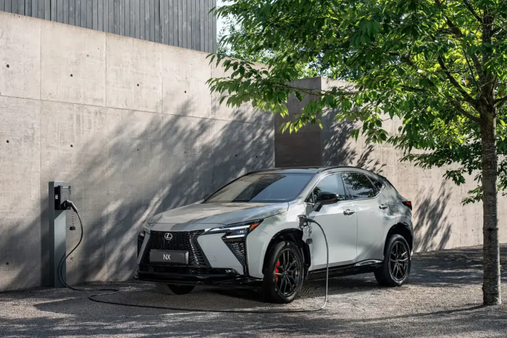 Lexus renueva a fondo el NX: hasta 307 CV, más de 100 km de autonomía eléctrica en el 450h+... 72 Motor16 LEXUS NX 2027 64 Motor16