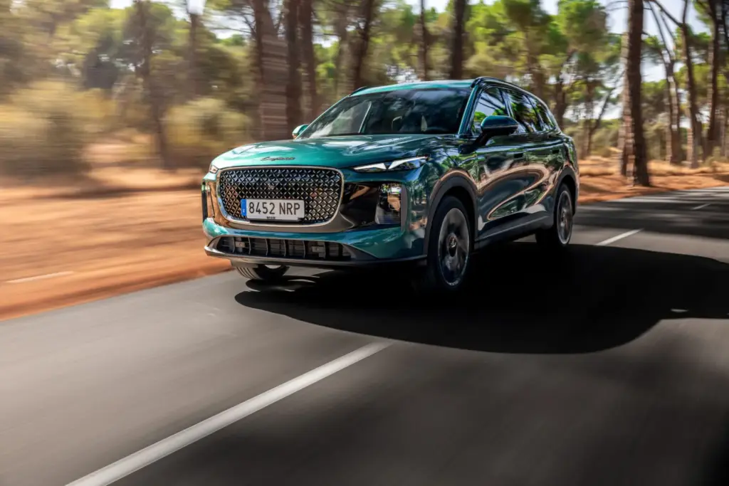 Probamos el LEPAS L8 Súper Híbrido: elegancia felina y 279 CV para estrenar la marca en España 12 Motor16 Lepas L8 026 Motor16