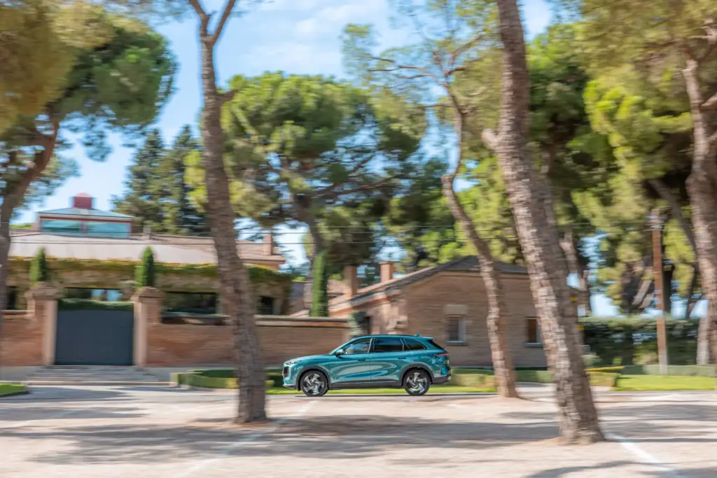 Probamos el LEPAS L8 Súper Híbrido: elegancia felina y 279 CV para estrenar la marca en España 13 Motor16 Lepas L8 029 Motor16