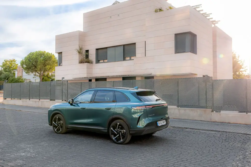 Probamos el LEPAS L8 Súper Híbrido: elegancia felina y 279 CV para estrenar la marca en España 23 Motor16 Lepas L8 122 Motor16