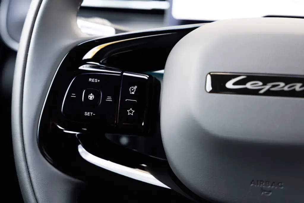 Probamos el LEPAS L8 Súper Híbrido: elegancia felina y 279 CV para estrenar la marca en España 26 Motor16 Lepas L8 int 006 Motor16