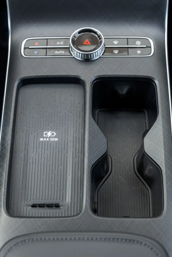 Probamos el LEPAS L8 Súper Híbrido: elegancia felina y 279 CV para estrenar la marca en España 29 Motor16 Lepas L8 int 012 Motor16