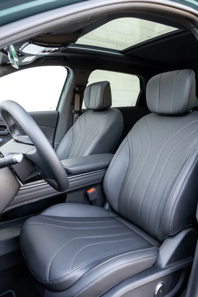 Probamos el LEPAS L8 Súper Híbrido: elegancia felina y 279 CV para estrenar la marca en España 3 Motor16 Lepas L8 int 045 Motor16