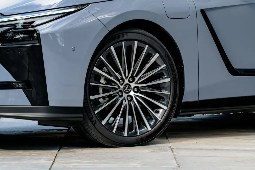 Al volante del nuevo Lexus ES 2027: El representante de todo un legado 13 Motor16 Lexus ES 2027 10 Motor16