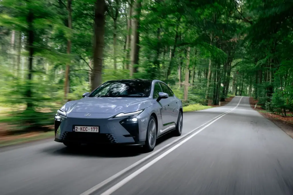 Al volante del nuevo Lexus ES 2027: El representante de todo un legado 24 Motor16 Lexus ES 2027 21 Motor16