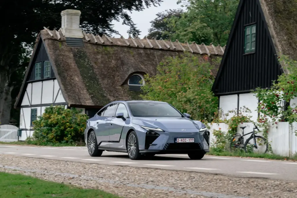 Al volante del nuevo Lexus ES 2027: El representante de todo un legado 26 Motor16 Lexus ES 2027 23 Motor16