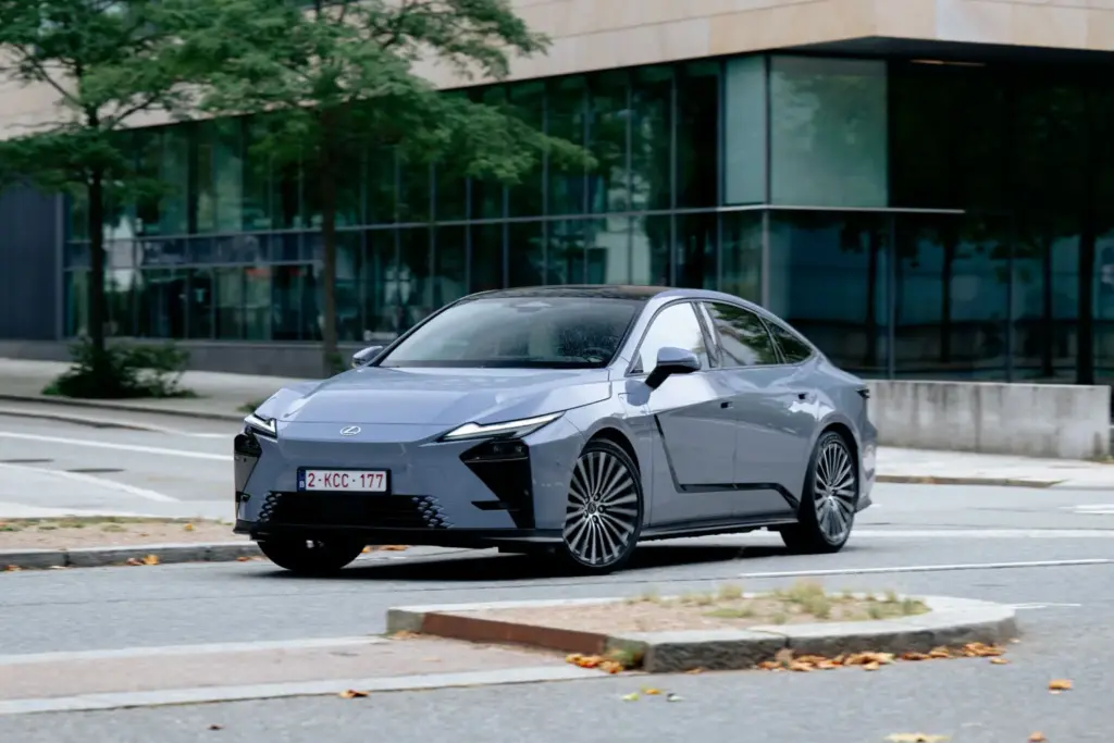 Al volante del nuevo Lexus ES 2027: El representante de todo un legado 36 Motor16 Lexus ES 2027 33 Motor16