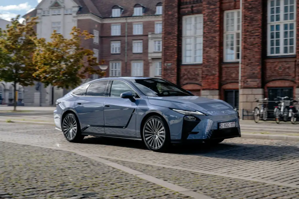 Al volante del nuevo Lexus ES 2027: El representante de todo un legado 38 Motor16 Lexus ES 2027 35 Motor16