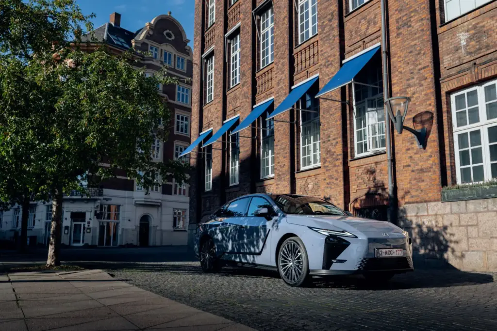 Al volante del nuevo Lexus ES 2027: El representante de todo un legado 54 Motor16 Lexus ES 2027 58 Motor16