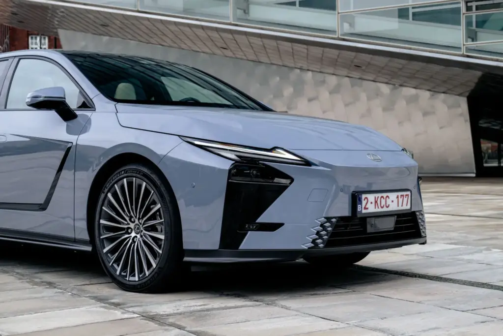 Al volante del nuevo Lexus ES 2027: El representante de todo un legado 9 Motor16 Lexus ES 2027 6 Motor16