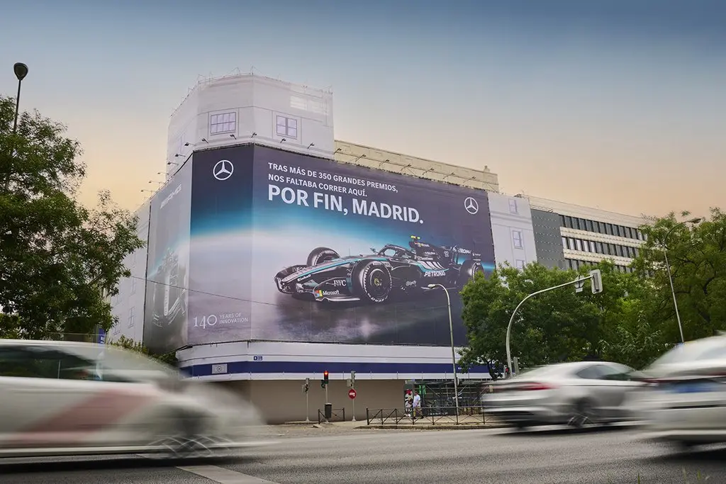 Mercedes-Benz se vuelca con el GP de España de F1 en Madring: una lona gigante, concursos y presencia en el Metro 1 Motor16 Fórmula 1 Madrid, Mercedes-Benz
