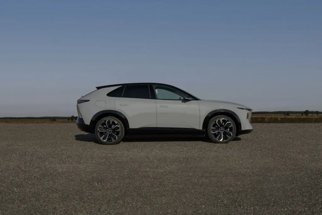 Primera prueba del Mazda CX-6e: SUV eléctrico de excelente dinámica 1 Motor16 MAZDA CX 6e estatica 6 Motor16