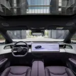 El Mazda CX-6e estrena un altavoz frontal que proyecta voz y texto a los peatones