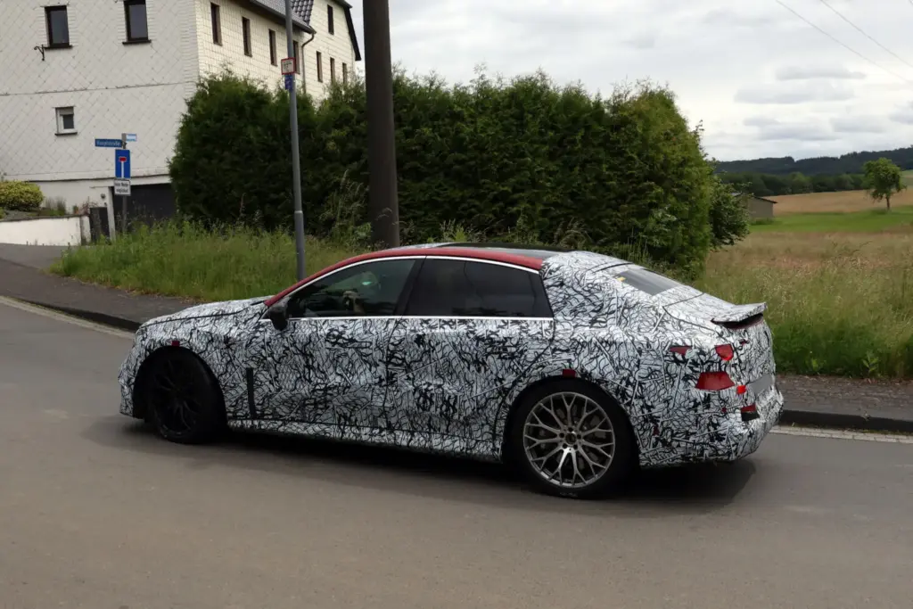 Fotos espía del Mercedes-AMG Clase C eléctrico: ¿Una amenaza para el BMW i3 M? 13 Motor16 MB AMG C EV 10 Motor16