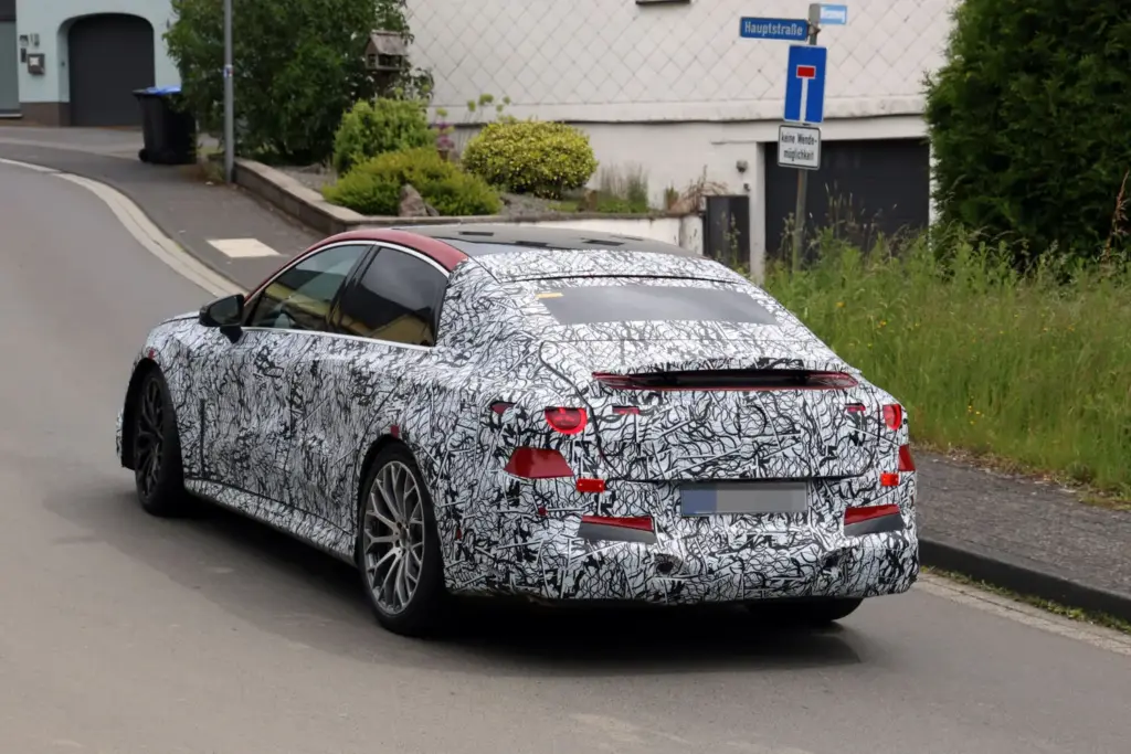 Fotos espía del Mercedes-AMG Clase C eléctrico: ¿Una amenaza para el BMW i3 M? 15 Motor16 MB AMG C EV 12 Motor16