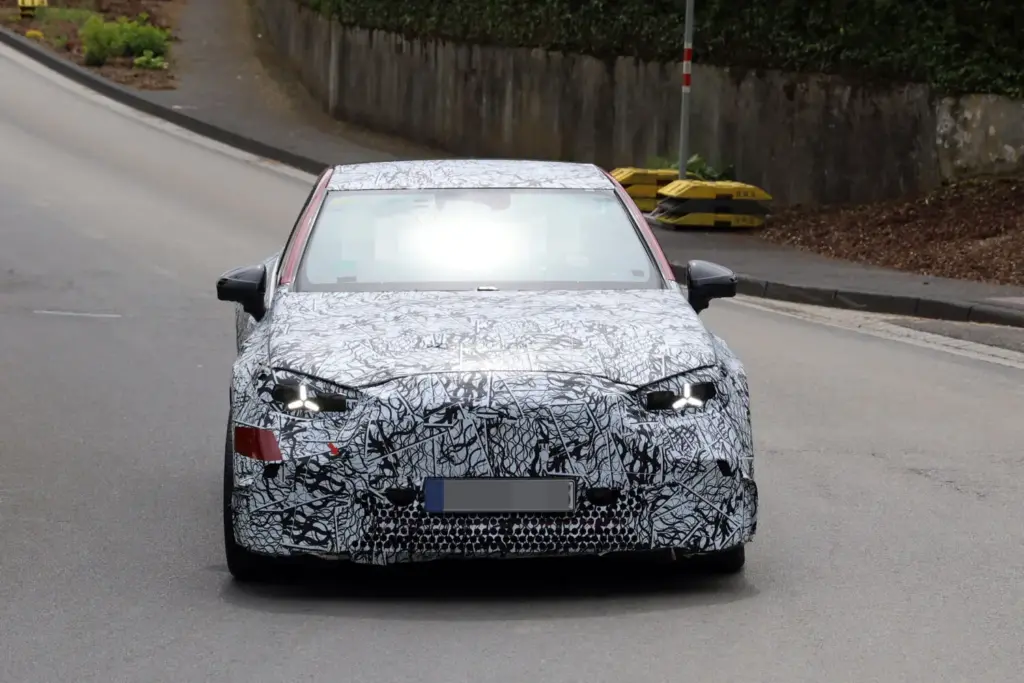 Fotos espía del Mercedes-AMG Clase C eléctrico: ¿Una amenaza para el BMW i3 M? 5 Motor16 MB AMG C EV 2 Motor16