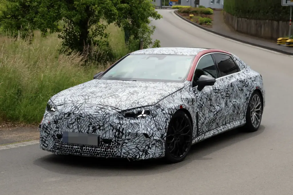Fotos espía del Mercedes-AMG Clase C eléctrico: ¿Una amenaza para el BMW i3 M? 8 Motor16 MB AMG C EV 5 Motor16