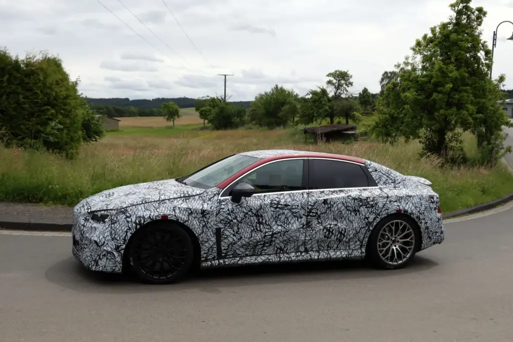 Fotos espía del Mercedes-AMG Clase C eléctrico: ¿Una amenaza para el BMW i3 M? 10 Motor16 MB AMG C EV 7 Motor16