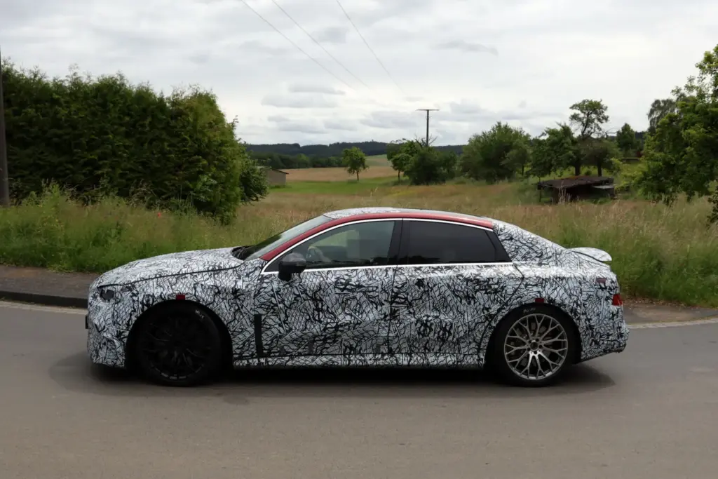 Fotos espía del Mercedes-AMG Clase C eléctrico: ¿Una amenaza para el BMW i3 M? 1 Motor16 mercedes-amg clase c electrico