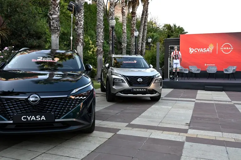 Nissan celebra casi 20 años de alianza sobre ruedas con el Sporting de Gijón