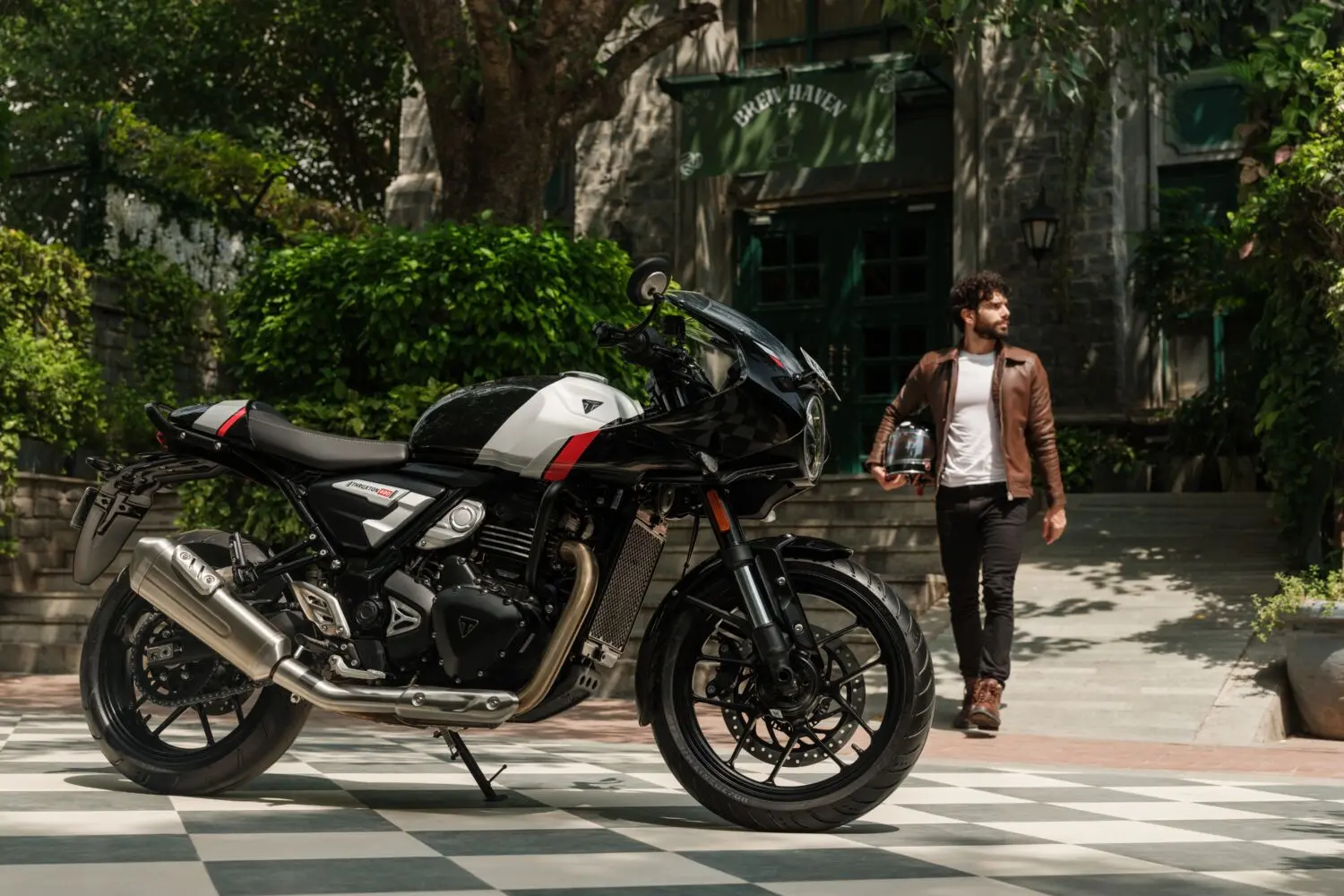 Triumph Thruxton 400: la café racer de 398 cc que ataca el trono de Royal Enfield