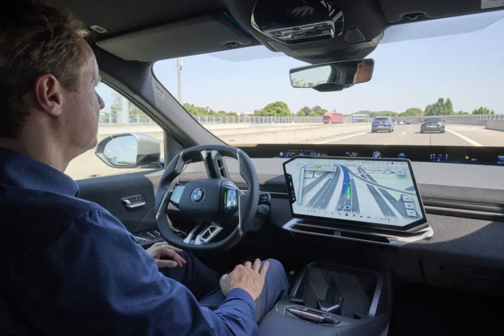 Navegación y asistencia al conductor con vista 3D: así es el nuevo navegador BMW Maps 6 Motor16 P90652800 highRes bmw maps with driver Motor16